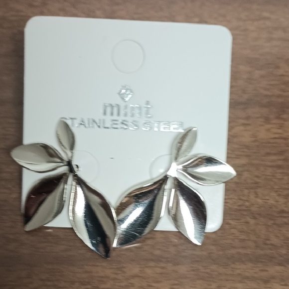 Mint Jewelry - Mint Shiny Silver Tone Leaf Post Earrings